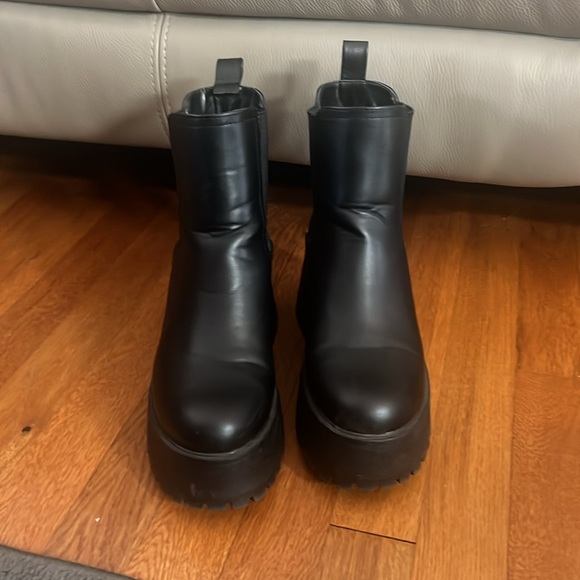 Chariot & Co. boots women’s size 9. Black chunky lug sole. Very comfortable. - Picture 2 of 8